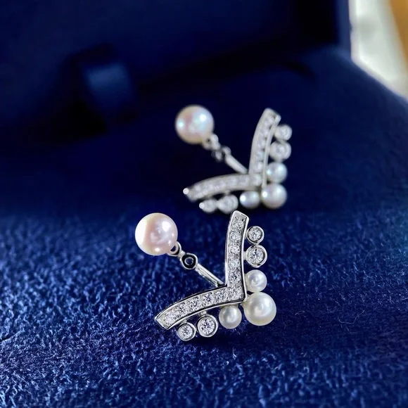 18K gold with akoya pearls and natural diamond